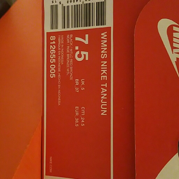 Brand New In Box Nike Women's Tanjun Running ShoeL - Picture 2 of 4